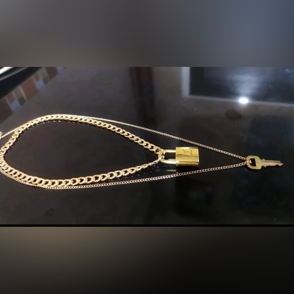 AUTHENTIC Rare 204 Louis Vuitton Lock and key with LV keychain and necklaces! - Picture 4 of 16